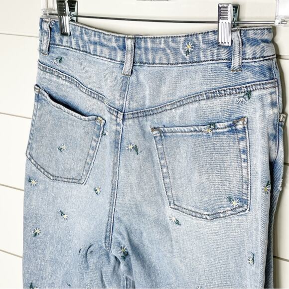 Tinseltown High Waist Daisy Embroidered Distressed Mom Jeans Light Wash Size 5 - Picture 10 of 12